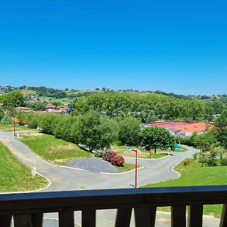 Etxean, De 1 A 6 Personnes Avec Barbecue, Parking Et Piscine Hasparren